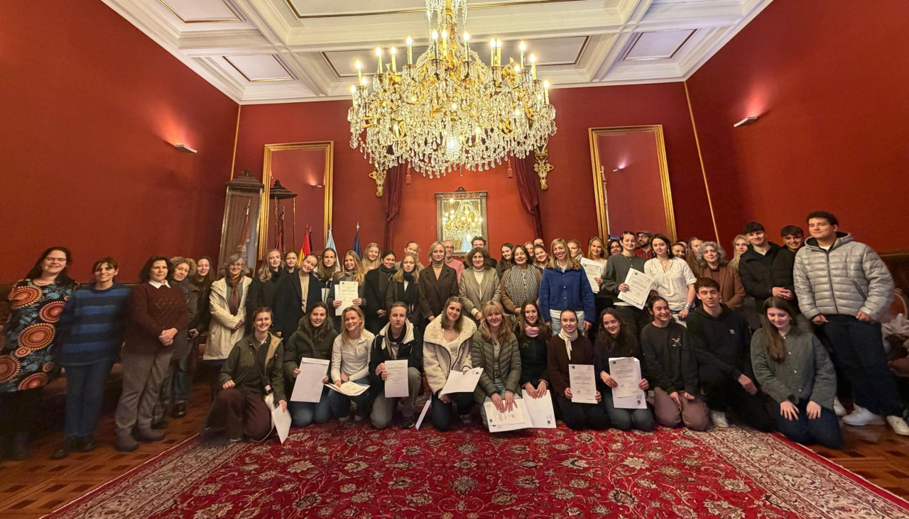 A alcaldesa de Santiago, Goretti Sanmartín, xunto a representantes da Corporación municipal, durante a recepción a estudantes procedentes de Noruega no Salón Vermello do Pazo de Raxoi