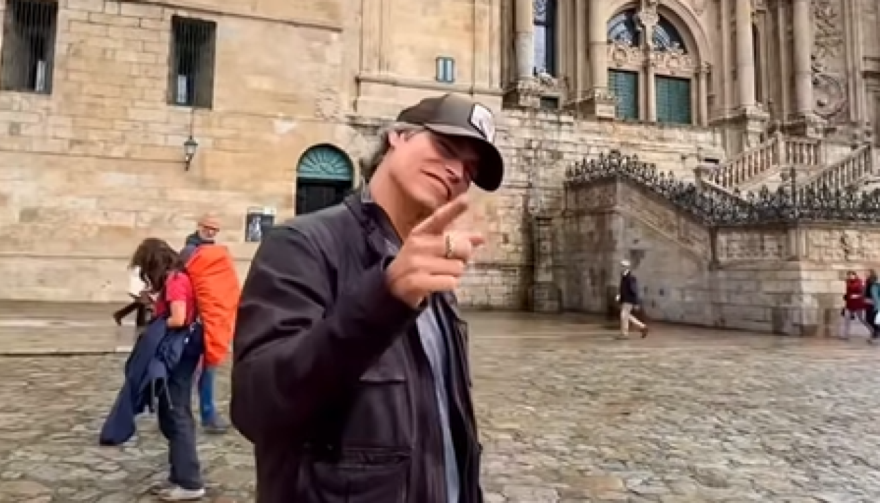 Carlos Baute convierte el Obradoiro en escenario para presentar su nuevo tema