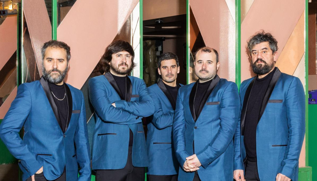 A banda Familia Caamagno, nunha foto promocional para o seu último álbum, 'Disco Comarcal'