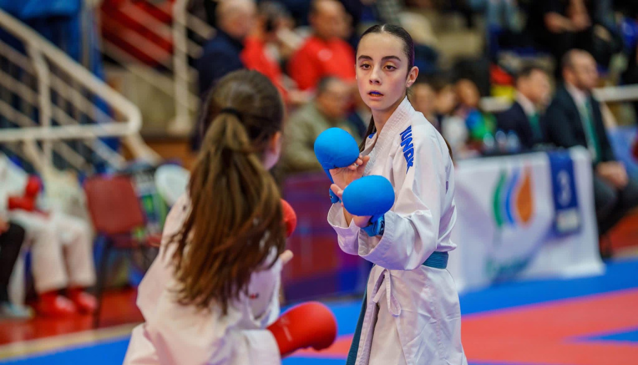 A karateka de Ames Olivia Parga, participante na primeira fase da Liga Nacional Cadete disputada en Valdepeñas