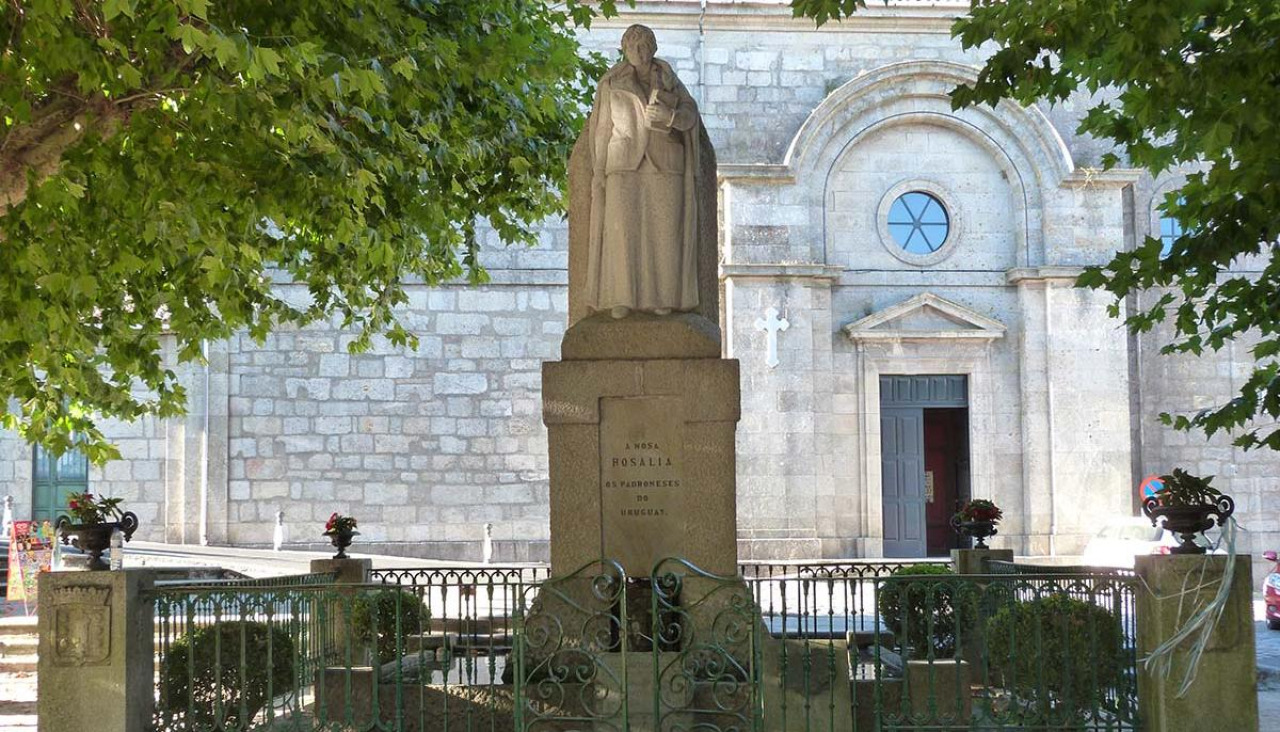 Estatua de Rosalía de Castro en el Espolón de Padrón, punto central de los actos matinales