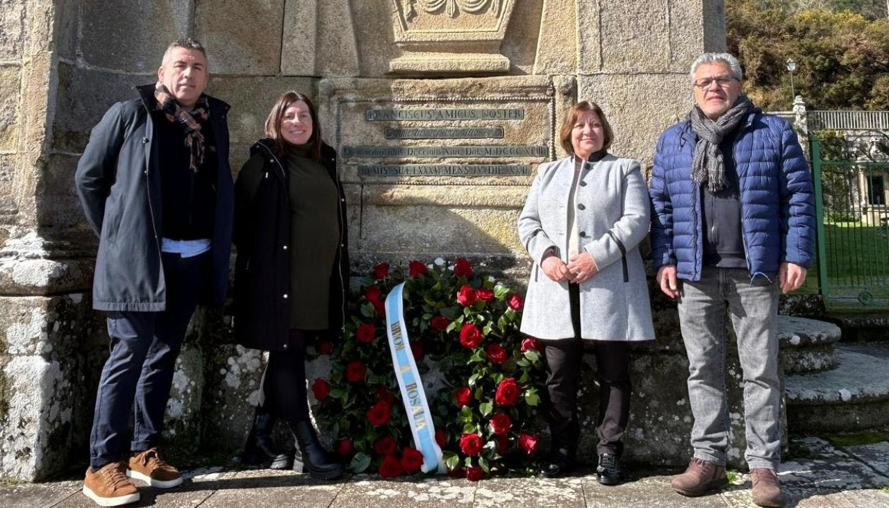 A igrexa parroquial de San Xulián acolleu a ofrenda floral do concello adicada á poeta
