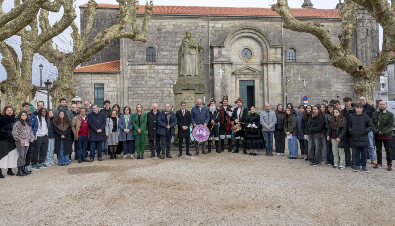 Ofrenda floral ante la estatua de Rosalía en el paseo do Espolón