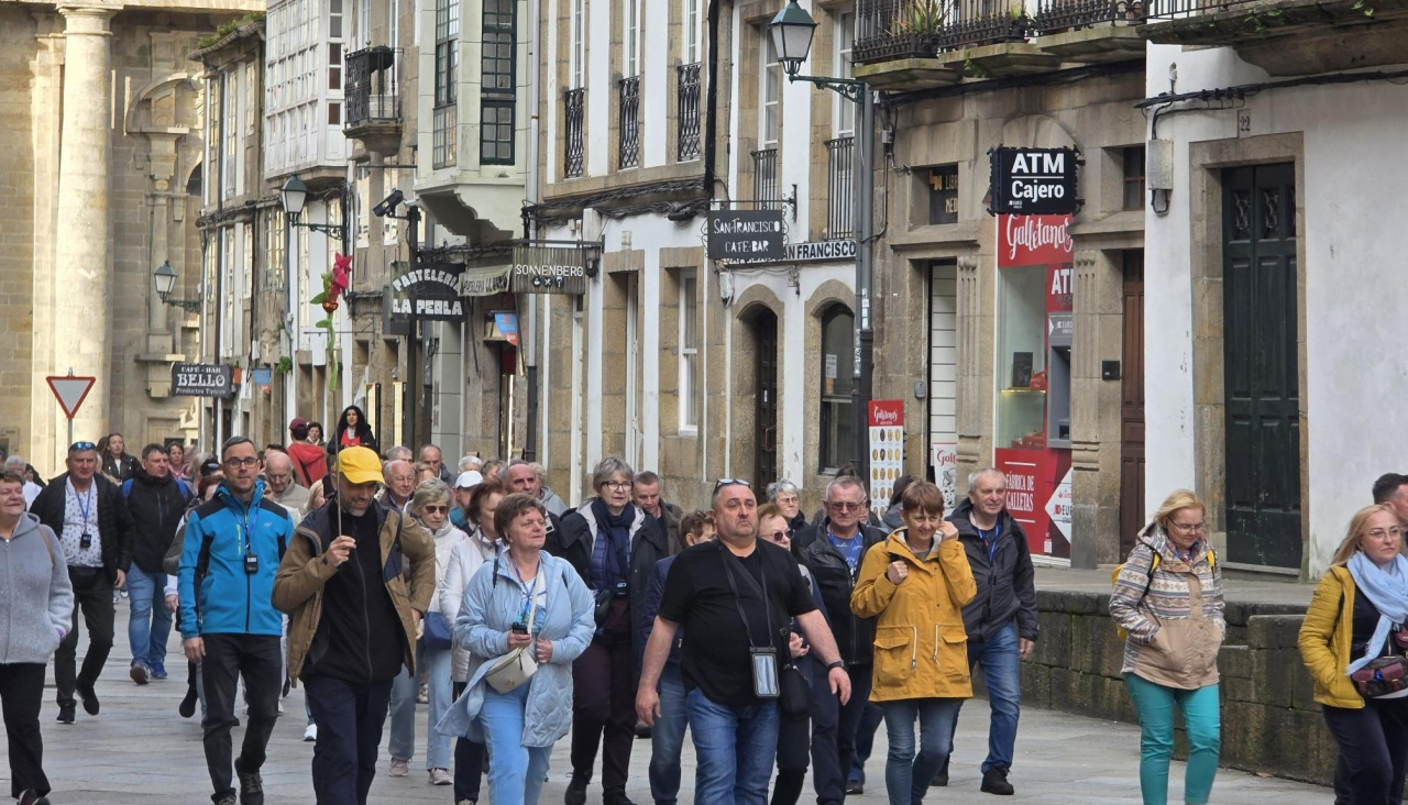 Una excursión compuesta por decenas de turistas en el Casco Histórico de Santiago