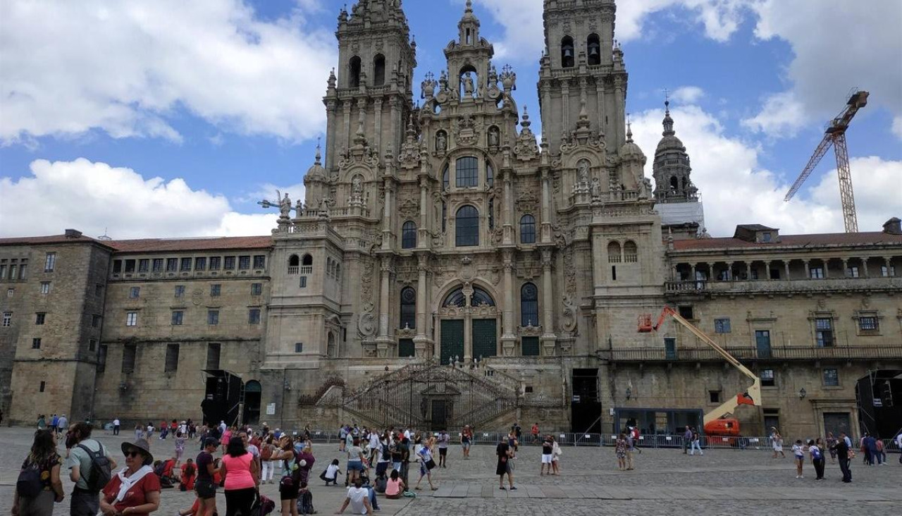 El Gobierno local vincula la evolución reciente del turismo en Santiago a la oferta de conexiones aéreas y anuncia contactos con compañías para ampliar rutas a partir de mayo