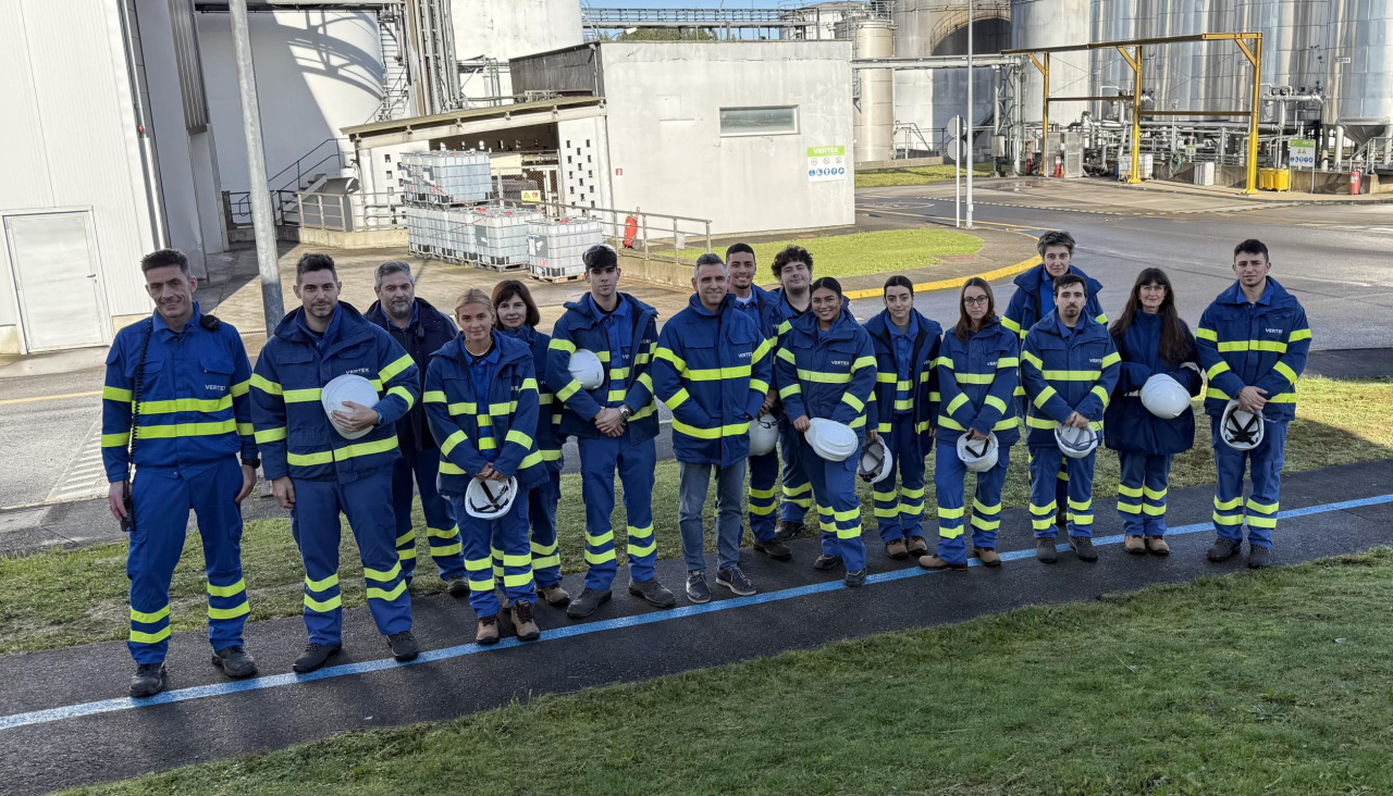 Alumnado del CIFP Politécnico de Santiago durante su llegada a la planta Bioetanol Galicia en Curtis