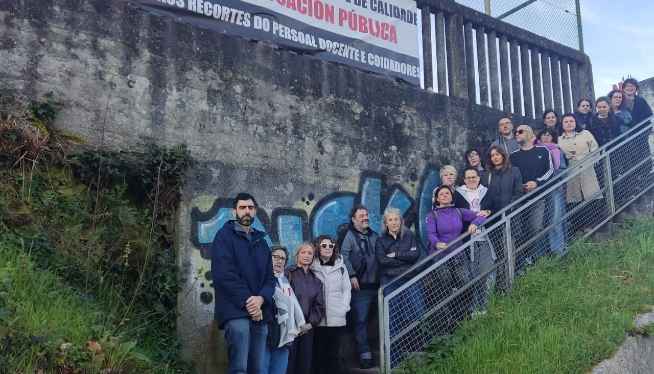 Madres y padres del alumnado del CEIP Monte dos Postes durante la concentración celebrada este lunes para reclamar más recursos educativos