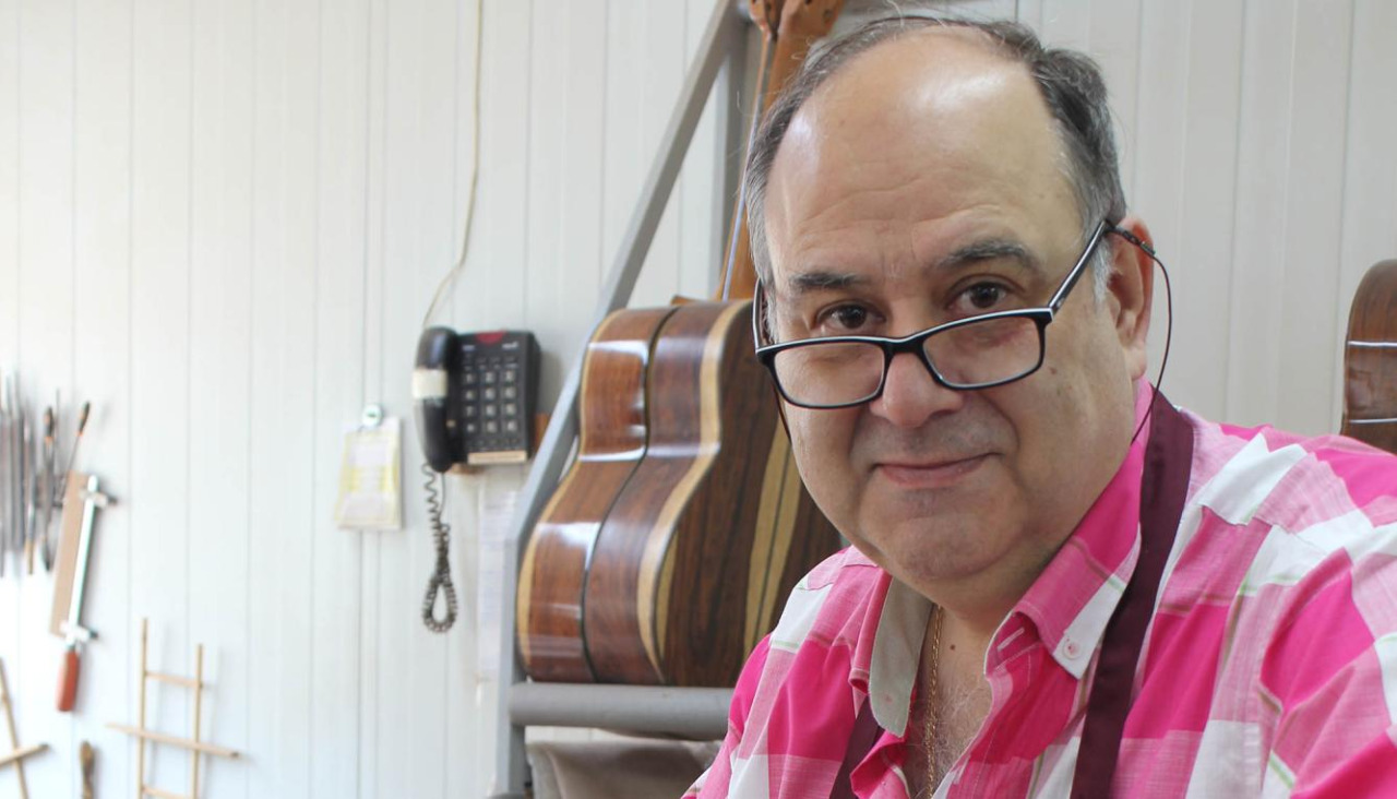 El luthier Vicente Carrillo durante uno de sus trabajos de construcción de guitarras