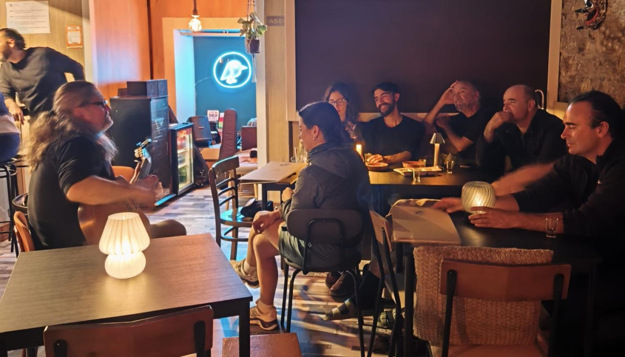 El local, ubicado en la calle das Rodas, apuesta por crear un punto de encuentro en el que conviven propuestas artísticas, libros y juegos abiertos a la participación del público