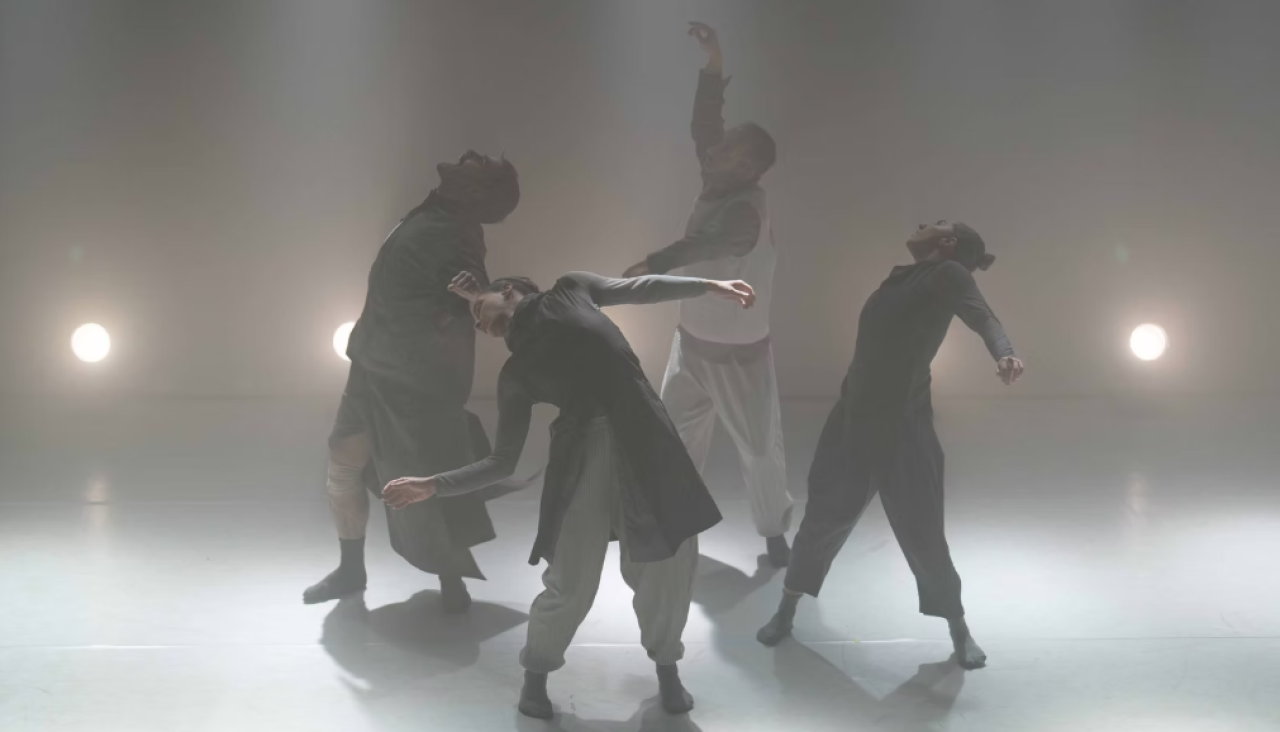 A peza, interpretada por catro bailaríns, propón un ritual contemporáneo que conecta coas tradicións e os ciclos da vida a través do movemento