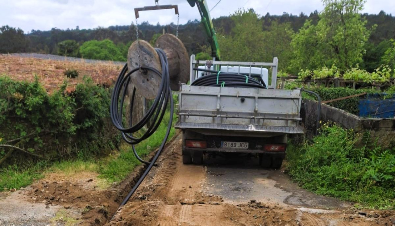 Trabajos de ampliación de la red de abastecimiento de agua en una parroquia de Vedra