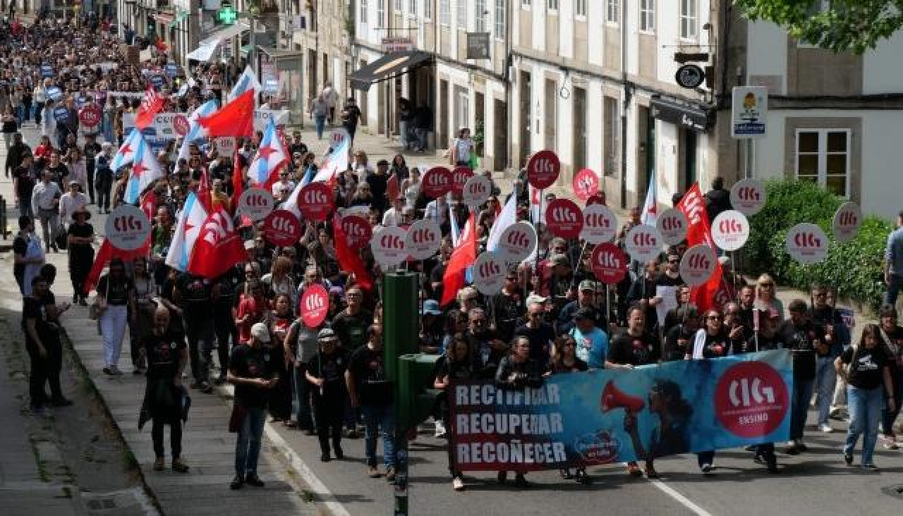 Docentes y estudiantes marchan por las calles de Santiago durante la protesta convocada por CIG y STEG en defensa de la enseñanza pública y de mejores condiciones laborales