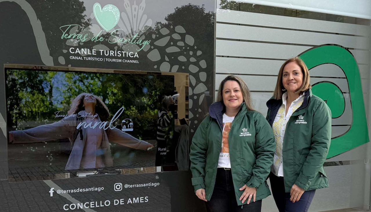 La presidenta del Xeodestino Terras de Compostela, Guarina Rey, y la gerente Chefa Fernández impulsan la nueva plataforma digital comarcal