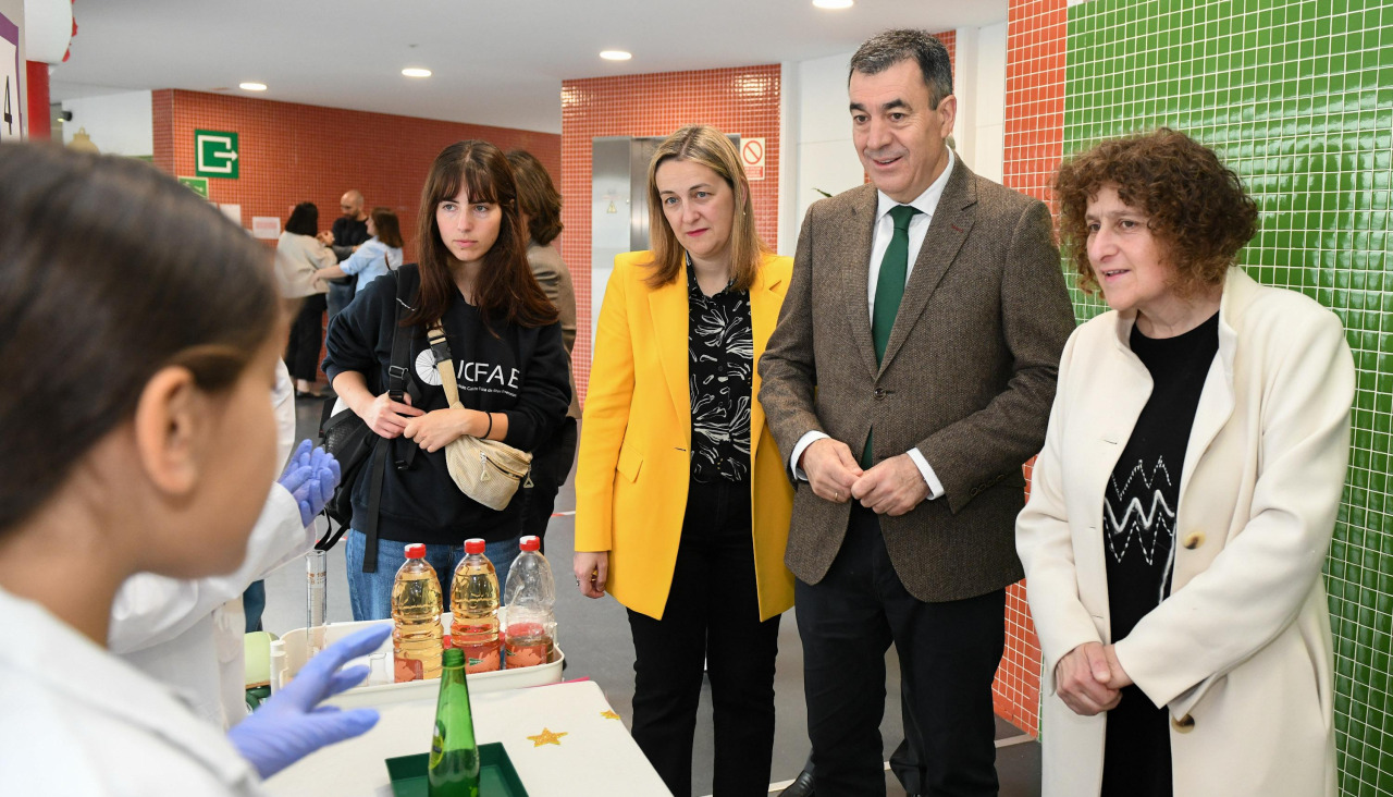 Román Rodríguez visitó este miércoles las III Jornadas Científicas del CEIP Ramón Cabanillas acompañado por la alcaldesa de Santiago, Goretti Sanmartín, y la concejala de Turismo, Míriam Louzao