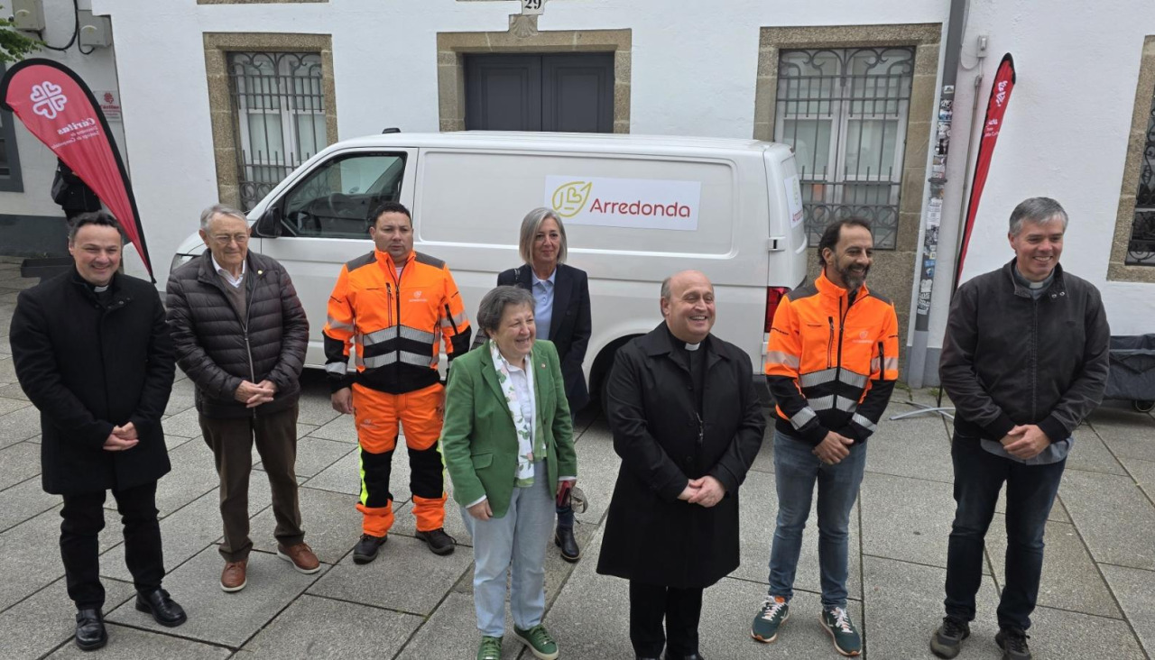 El arzobispo de Santiago, Francisco José Prieto, participó en la presentación de Arredonda, la nueva empresa de inserción social impulsada por Cáritas Diocesana de Santiago