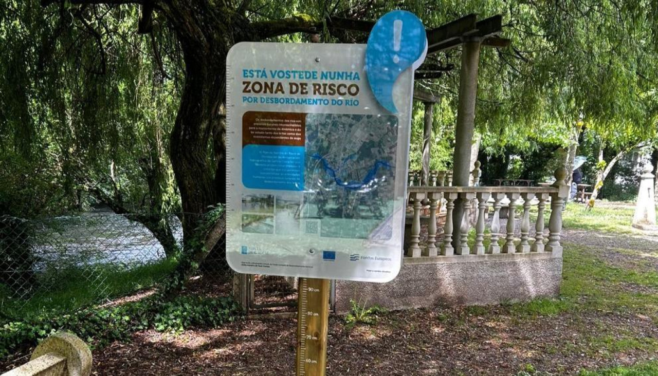 A Consellería de Medio Ambiente e Cambio Climático colocou 15 paneis informativos en puntos de risco de inundación en Oroso e Santiago