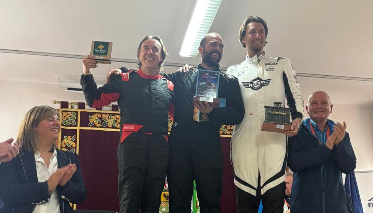 Luis Penido celebra su segunda posición en la subida Internacional al Fito del Europeo FIA