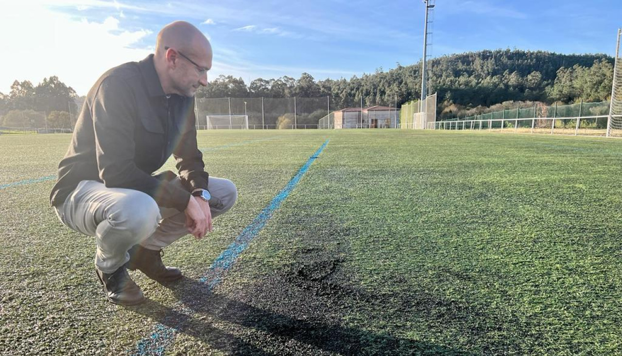 Gonzalo Muíños denuncia el deterioro del césped del campo Suso Conde de Villestro