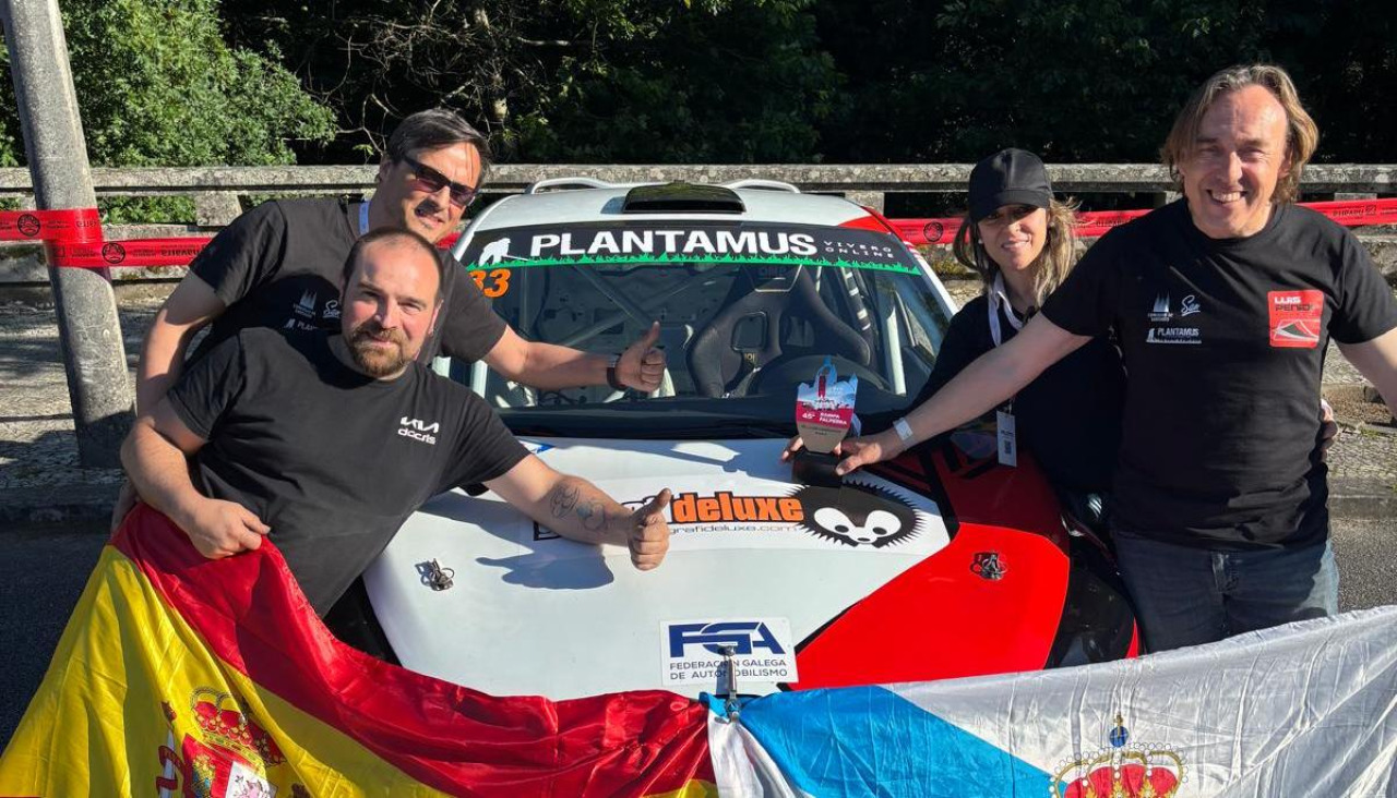 Falperra, a la derecha, celebra con su equipo