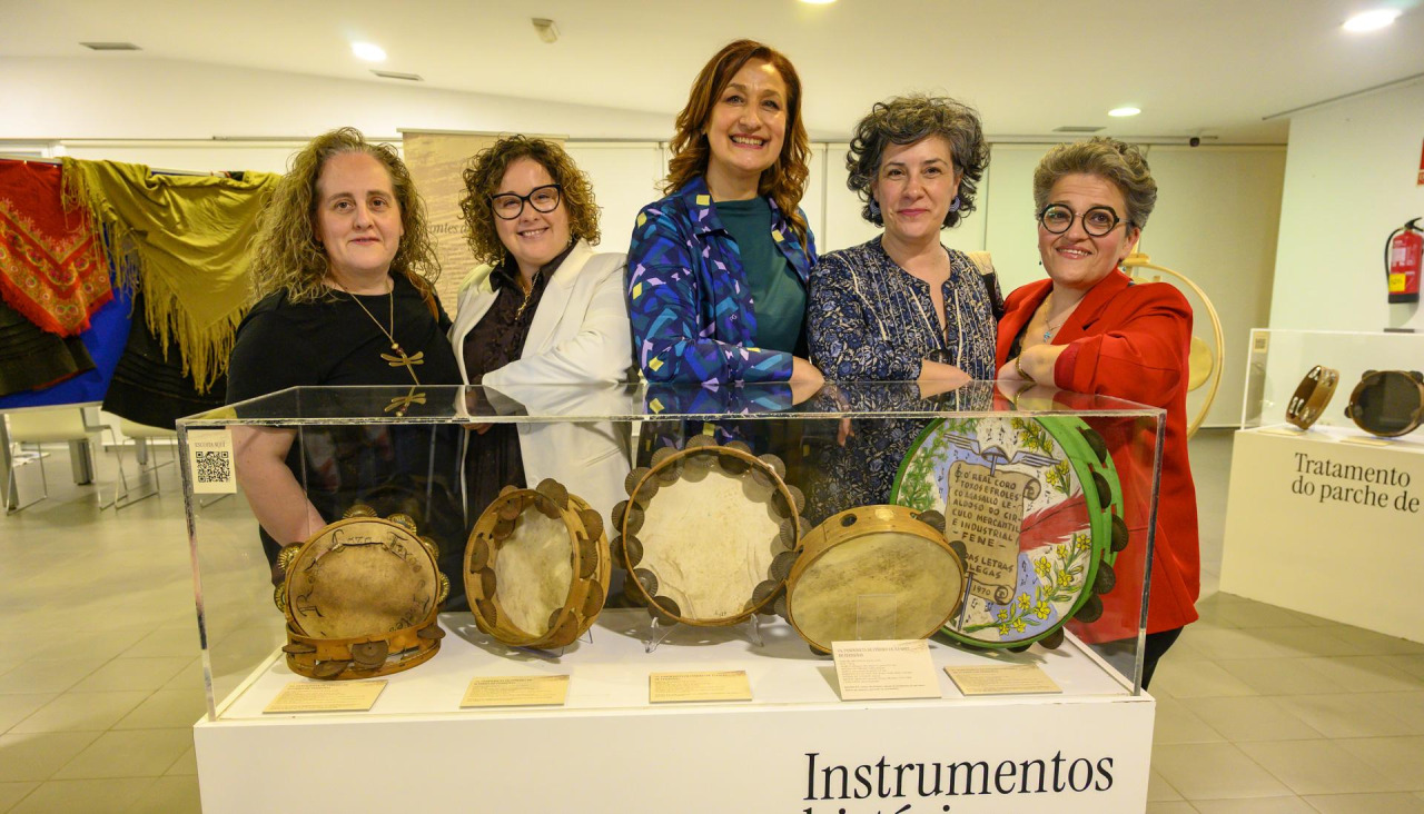 Integrantes das Pandereteiras de Rois do ano 1986. Pola esquerda: Margarita Bustelo, Mercedes AutrÃ¡n,  Merche Rodrí­guez, Uxí­a Pérez e Guadalupe Ramos