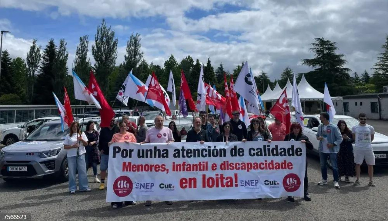 Alrededor de 40 vehículos participaron en una caravana reivindicativa en Santiago en protesta por las condiciones laborales en los sectores de discapacidad, menores y educación infantil 0-3 años
