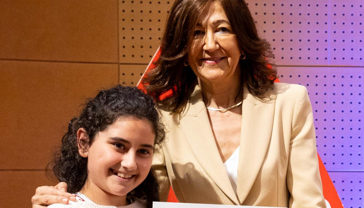 Xiana Gontad Eitor, del CPI Eusebio Lorenzo Baleirón de Dodro recoge su premio