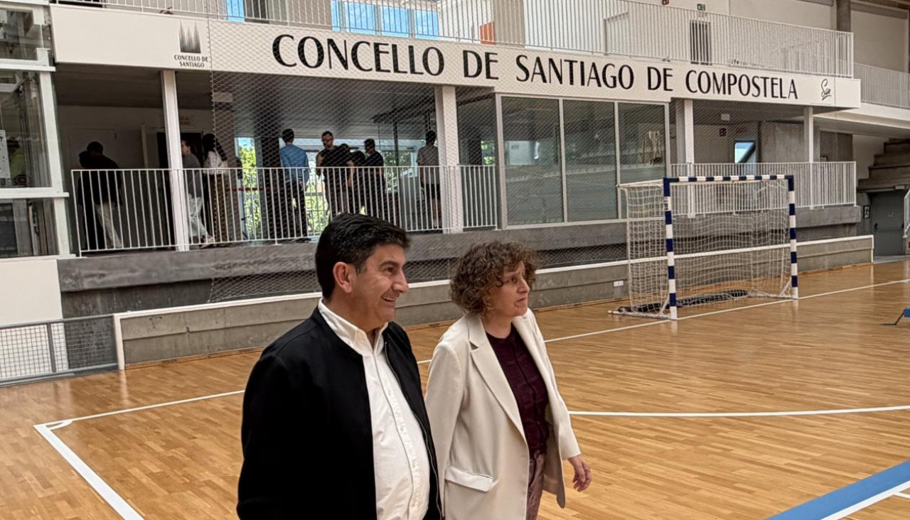 Pedro Blanco acompañado de la alcaldesa local, Goretti Sanmartín en su visita al pabellón de Santa Isabel