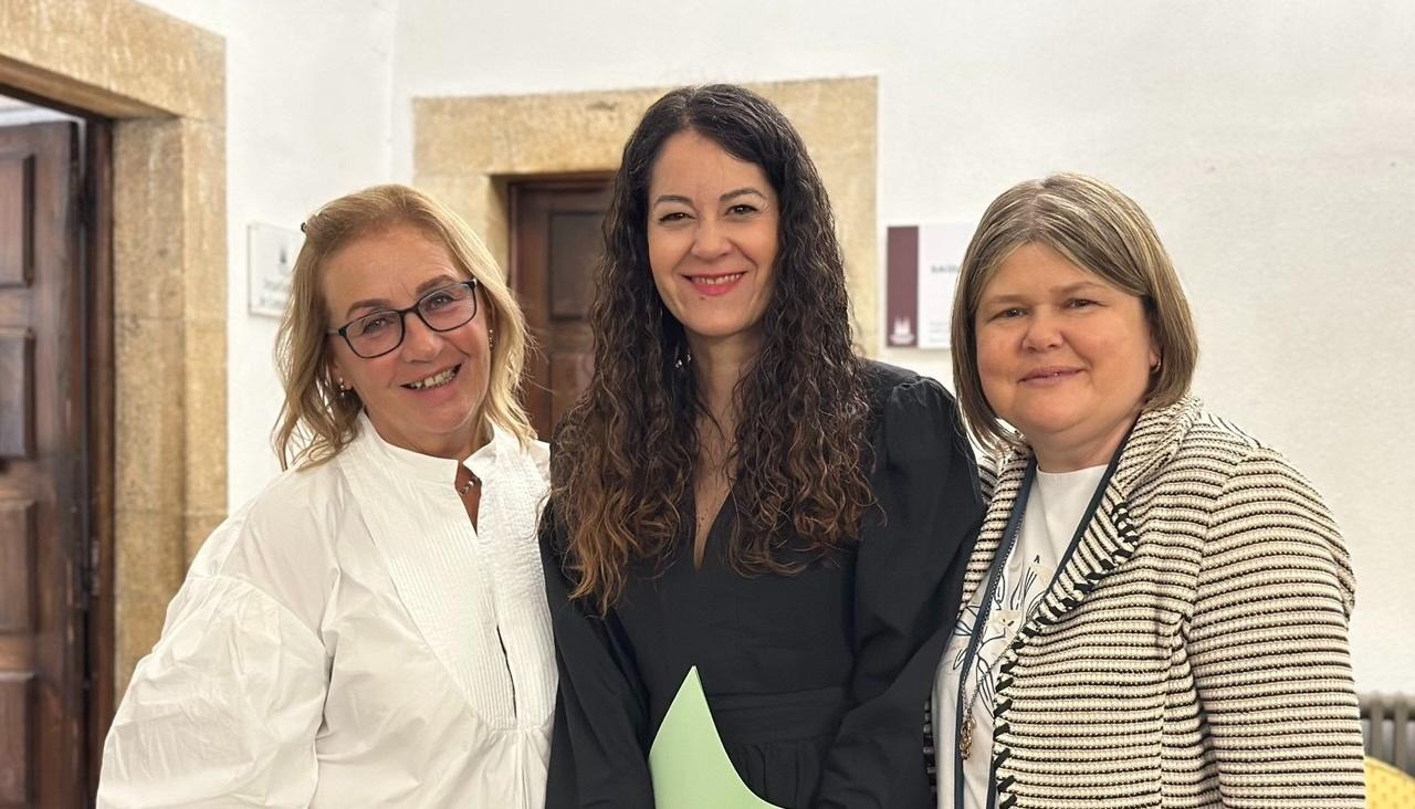 La concejala de Dereitos e Servizos Sociais, María Rozas, informó de la licitación de los contratos de gestión y vigilancia del centro de acogida e inclusión de Belvís