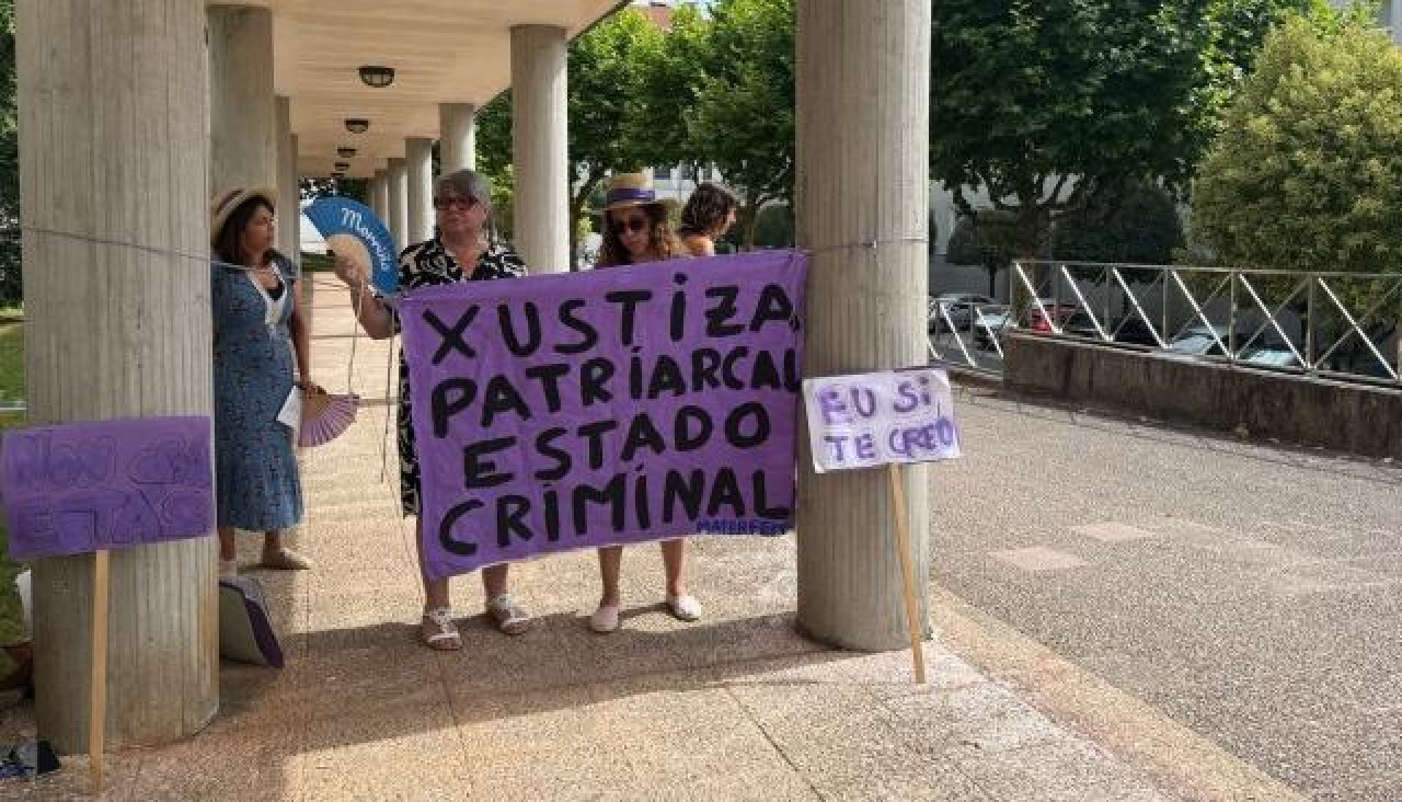 Integrantes de Materfem se concentraron este martes ante los juzgados de Santiago para denunciar lo que consideran deficiencias en la tramitación de casos de violencia de género