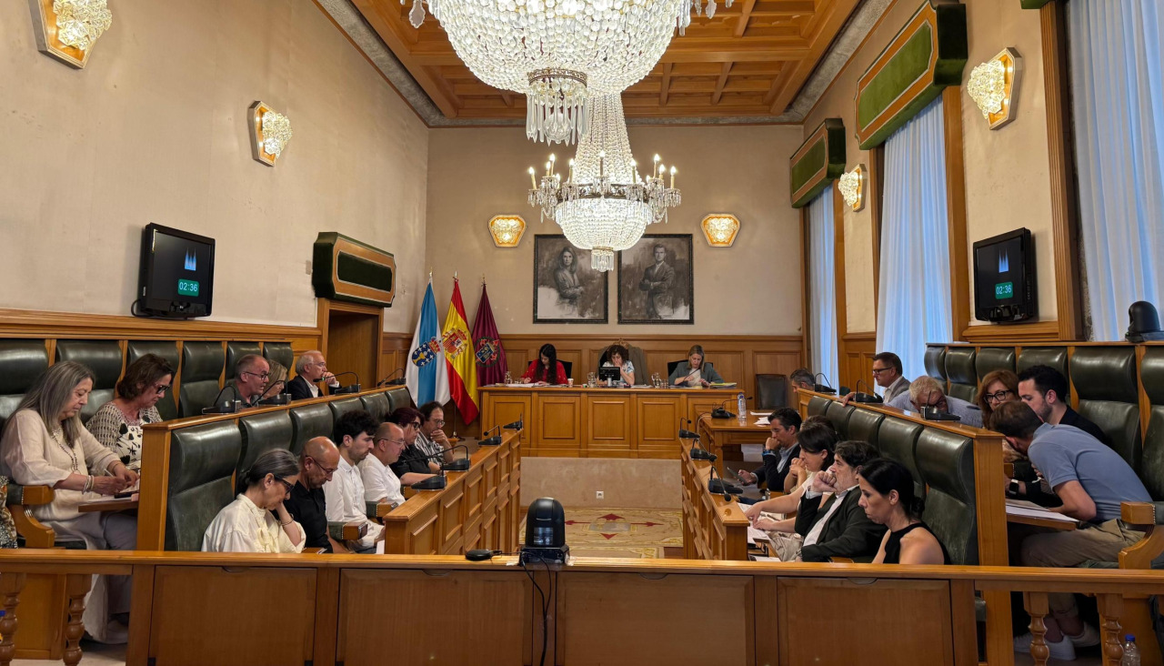 El pleno del Ayuntamiento de Santiago aprobó, con el apoyo de PP, PSOE y los concejales no adscritos, dos propuestas