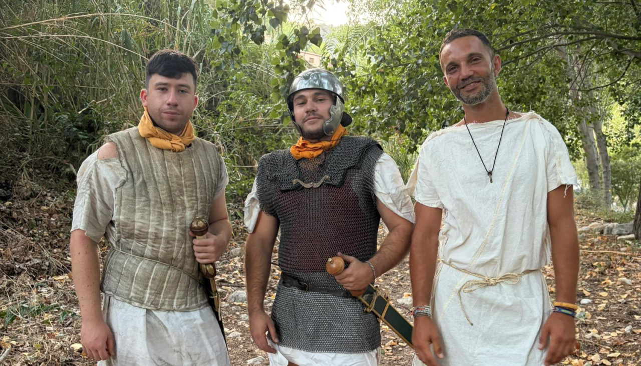 Miquel Fornera junto a los integrantes de la marcha de reconstrucción histórica con la que busca trasladar a la práctica la experiencia militar del Imperio romano