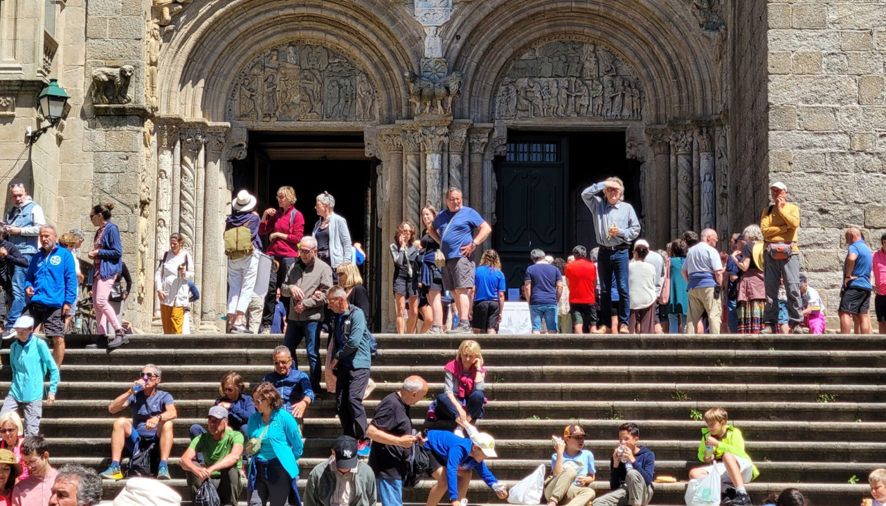 Multitud de turistas en la Zona Vieja. Foto de Eladio Lois
