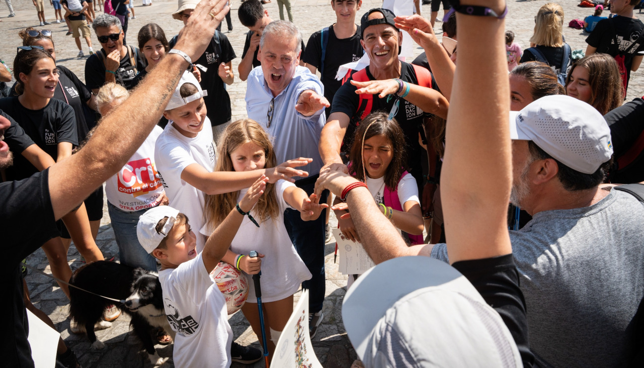 El conselleiro de Sanidade, Antonio Gómez Caamaño, recibe en la Praza do Obradoiro a Quique, paciente de cáncer de 14 años de edad, y a miembros de la Fundación CRIS contra el Cáncer y de la Fundación Iñaki Nogueroles.