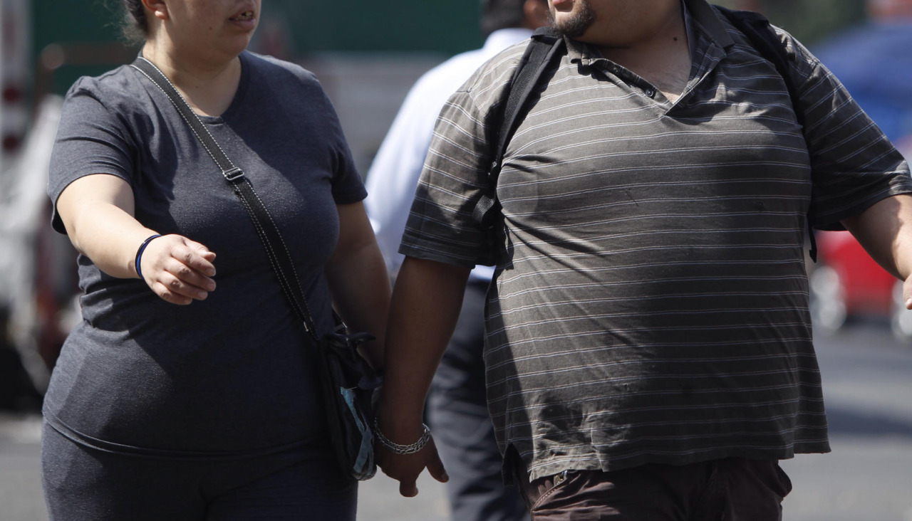 Dos personas caminando, en una imagen de archivo. EFE Su00e1shenka Gutiu00e9rrez