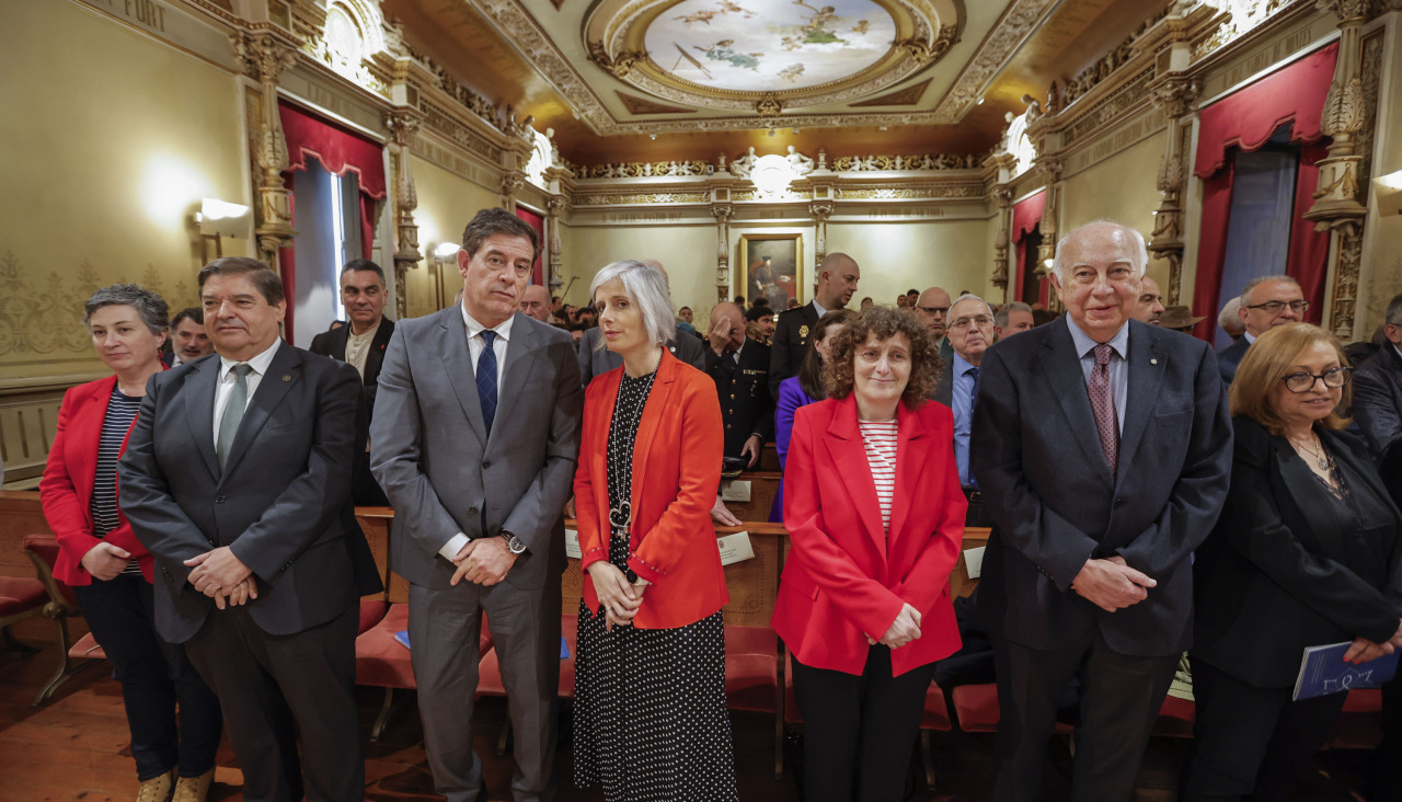 SANTIAGO DE COMPOSTELA, 03/05/2024.- La alcaldesa, Goretti Sanmartín (3d) y el secretario general del PSdG-PSOE, José Ramón Gómez Besteiro (2i), entre otros, durante el acto de investidura como doctor Honoris Causa de Francesco Tonucci y Claire Chenu este viernes en el Paraninfo de la USC, Santiago de Compostela. EFE/Lavandeira jr