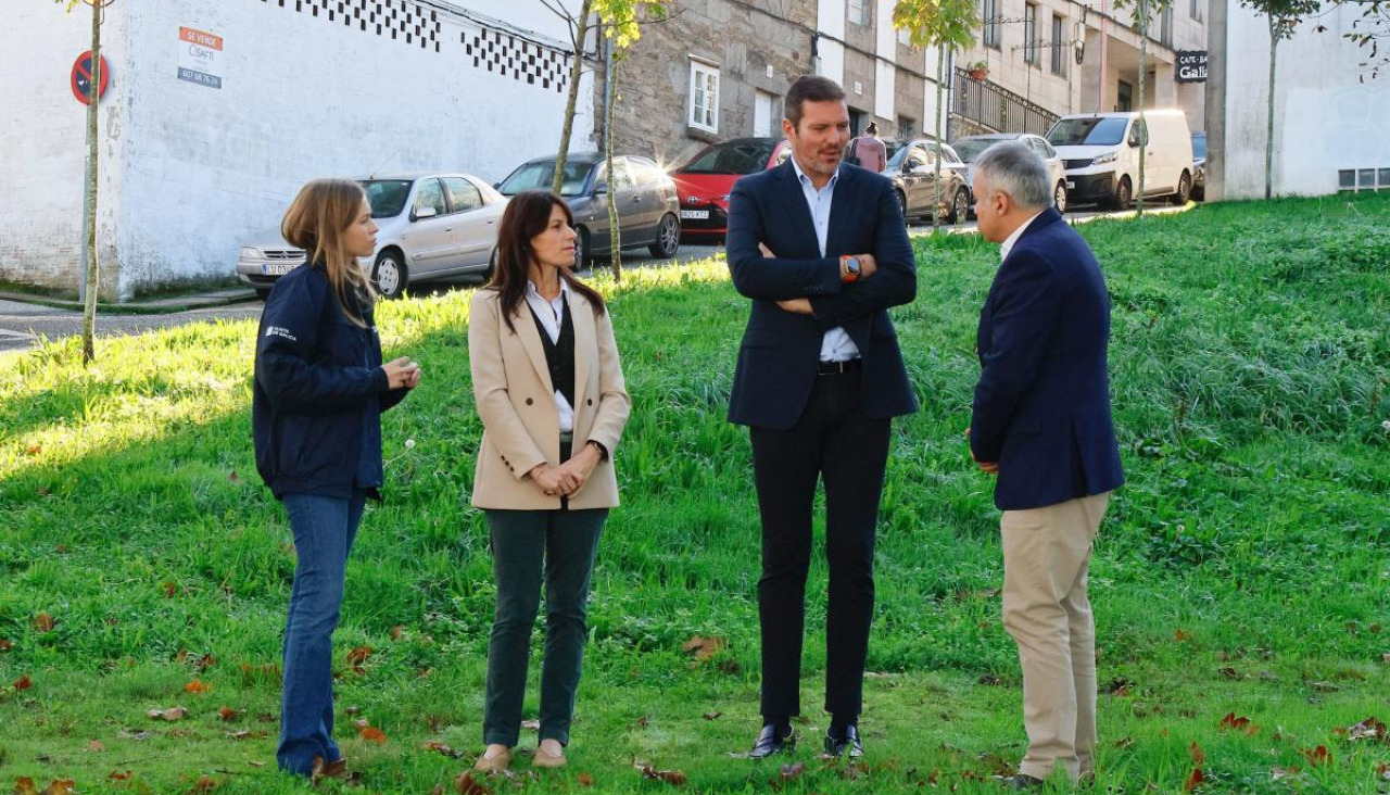 Representantes de la Xunta, en una visita a la zona donde se construiran las viviendas