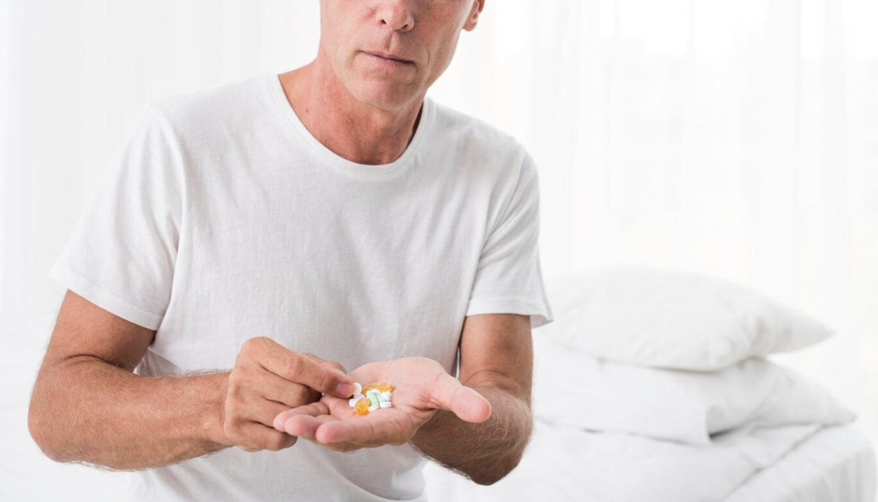 Hombre primer plano pastillas dormitorio 23 2148334643