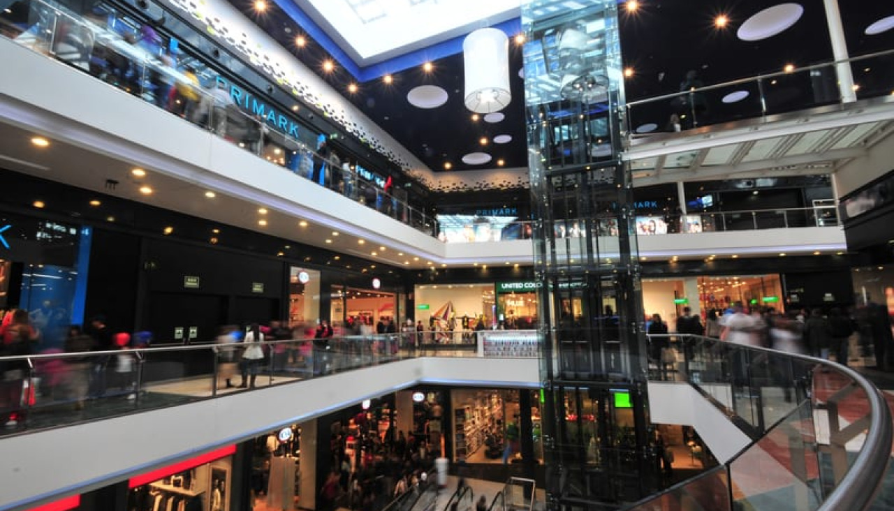 Interior del centro comercial As Cancelas