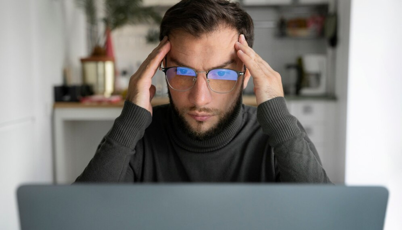 Tiro medio hombre trabajando computadora portatil 23 2149451284