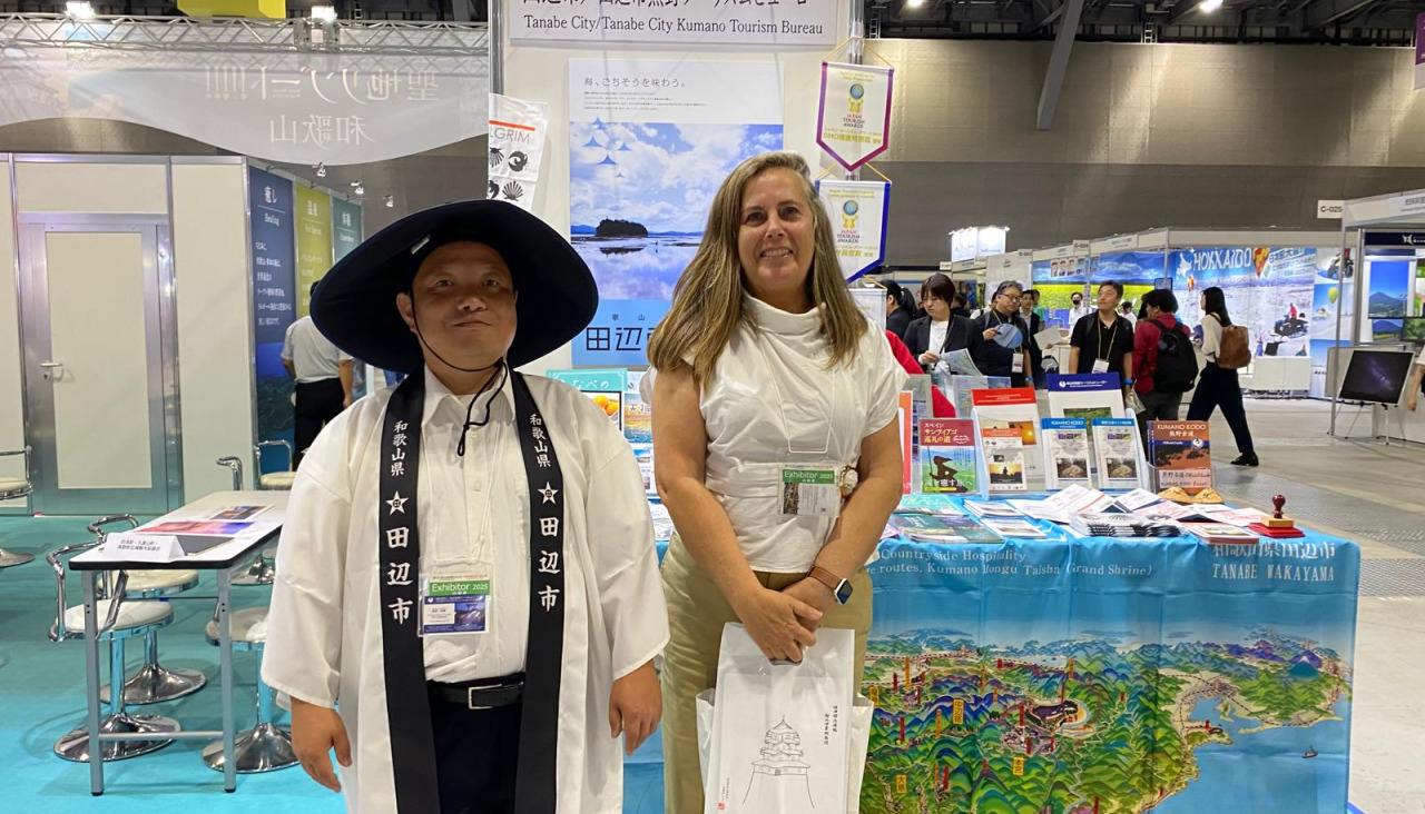 La representante de Turismo de Santiago, junto a su homólogo de la región de Hanabe