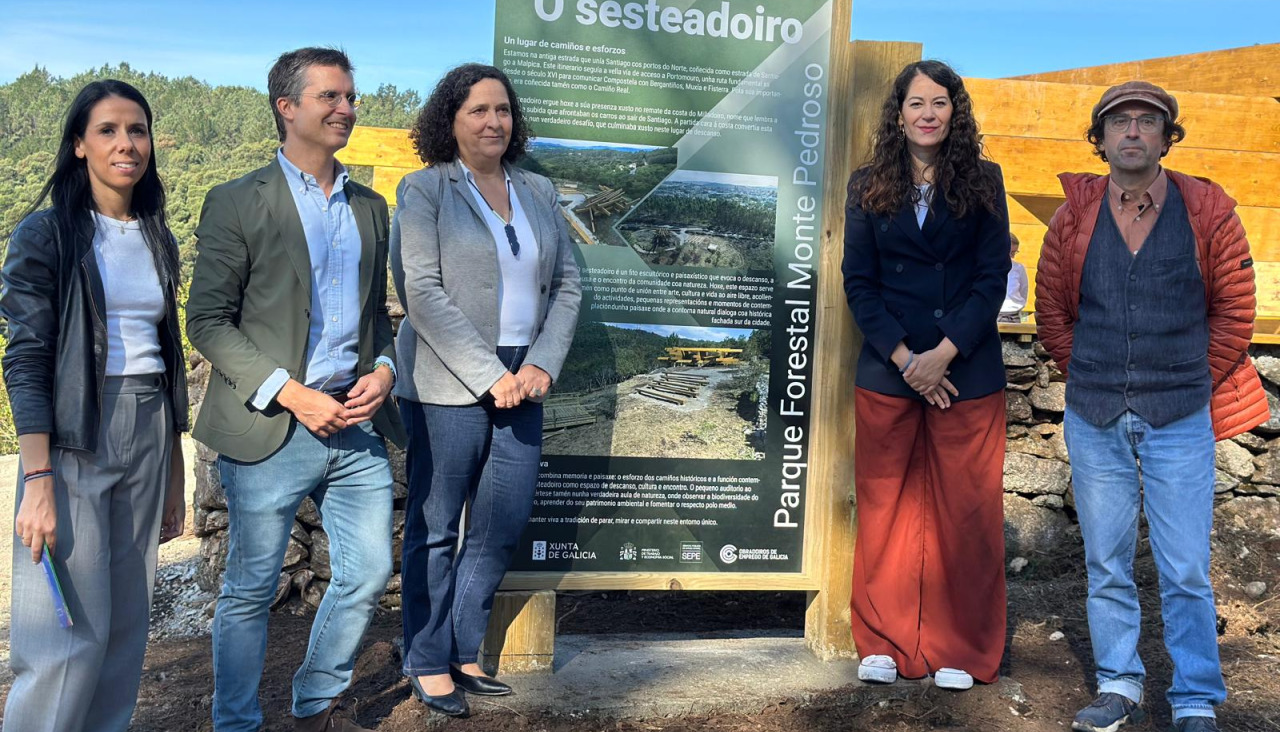 Representantes municipales durante la presentación del proyecto