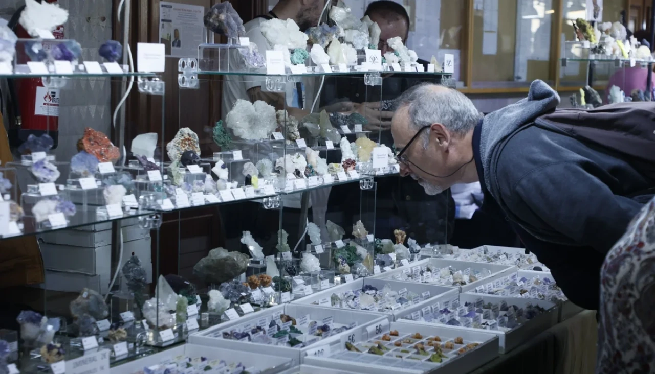 Fotografía de archivo de una exposición de minerales