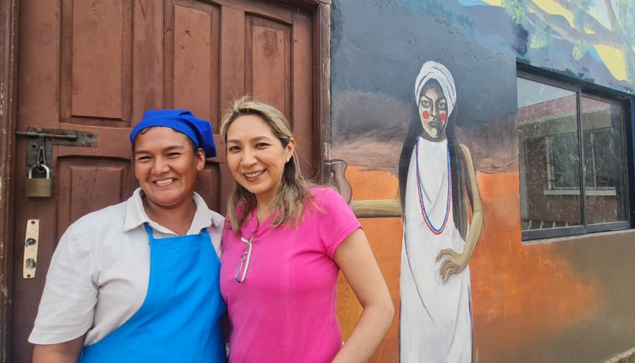 La repostera boliviana M.ª del Carmen Romero y la coordinadora de IRFA, Pamela Sánchez