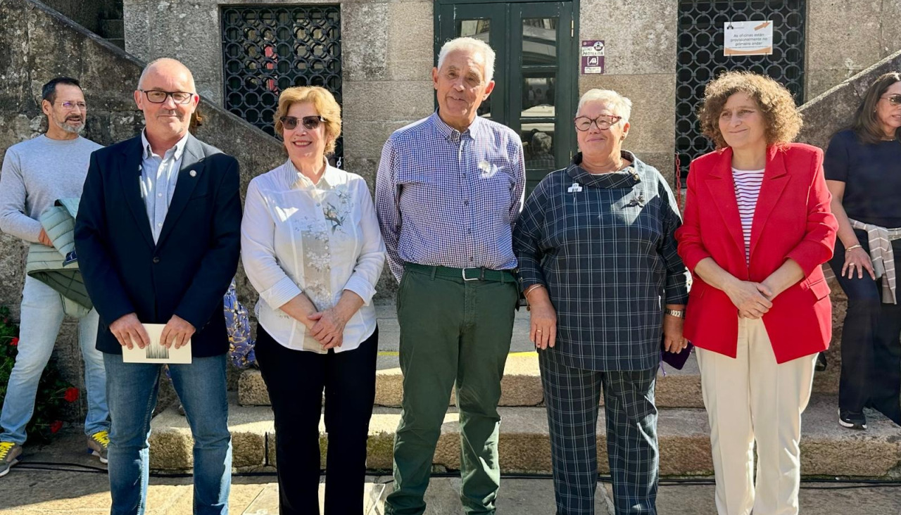 Xan Duro y Goretti Sanmartín con los homenajeados en el 80 aniversario de la plaza de abastos