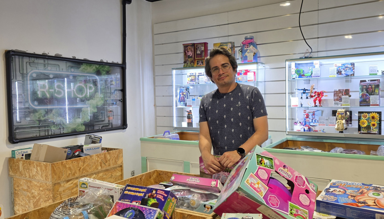 Juan Suárez, encargado de la R Shop, en su establecimiento