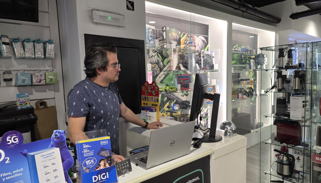 El joven ingeniero mexicano se ocupa de trabajar cara al público como dependiente, además del resto de funciones relacionadas con la gestión de la tienda