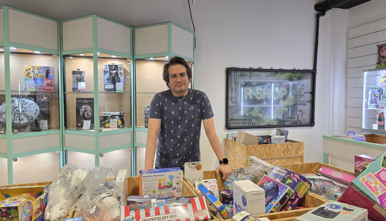 Juan Suárez posa con los populares cajones de productos reacondicionados de su tienda