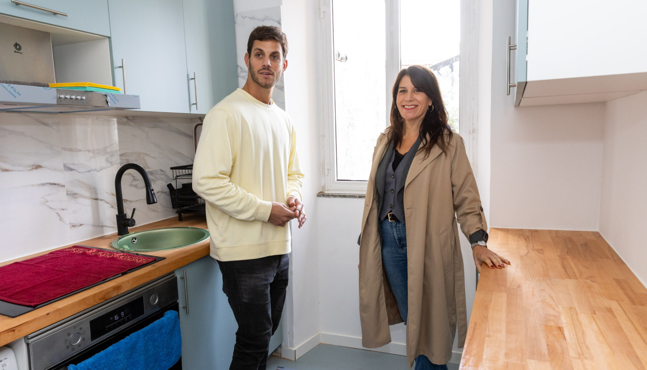 La conselleira de Vivenda e Planificación de Infraestruturas, María Martínez Allegue, visitó este jueves una de las viviendas adquiridas gracias a estas ayudas, situada en la rúa Pexigo de Abaixo