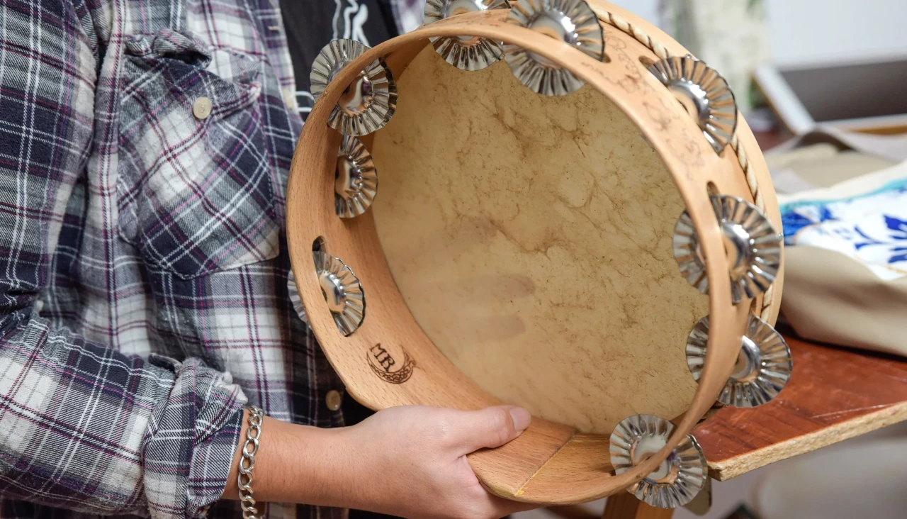 No taller Sanín Percusión Tradicional fabrícanse pandeiretas e outros instrumentos que protagonizan o rexurdir da música tradicional galega