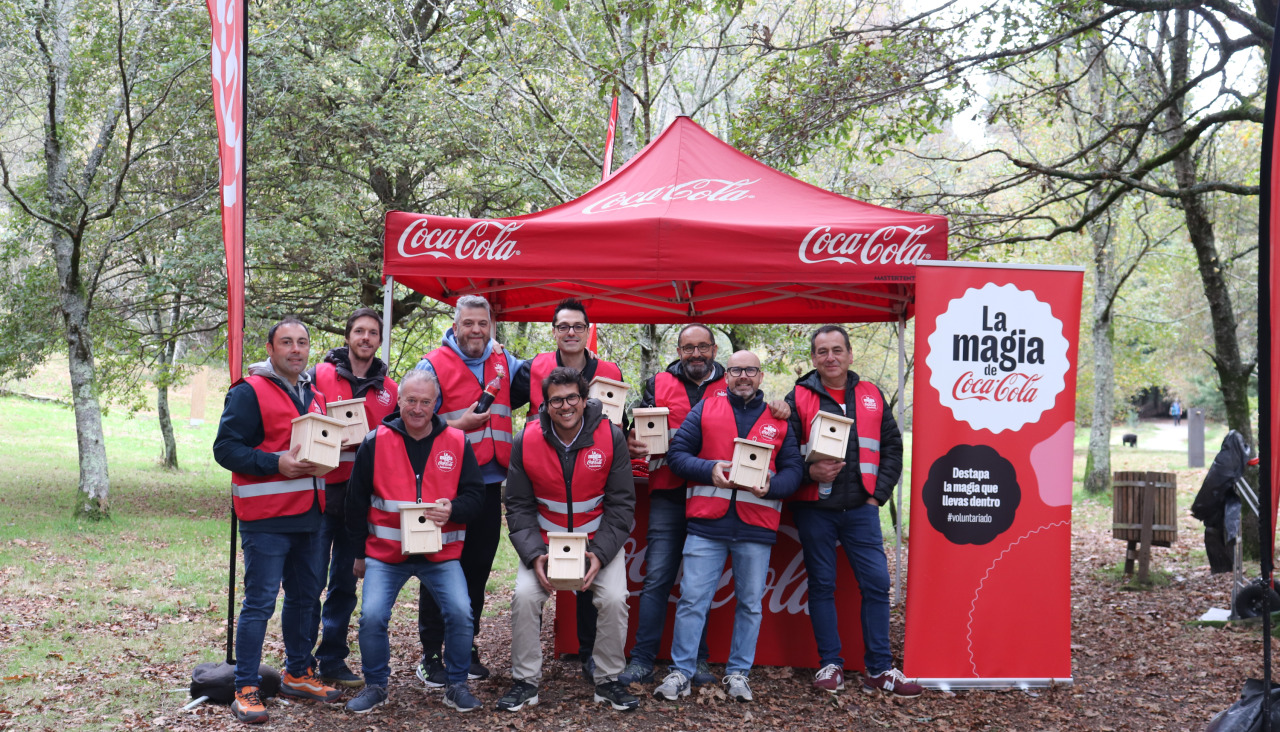 Foto de familia de los voluntarios de Coca-Cola para la construcción de cajas nido en el parque forestal Selva Negra